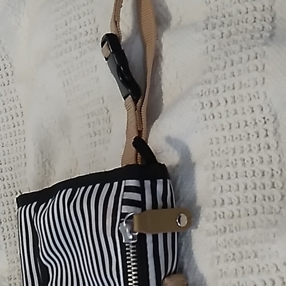 Skip HOP Baby changing pad with  diaper and wipes holder. Has clip to attach to - Picture 9 of 9